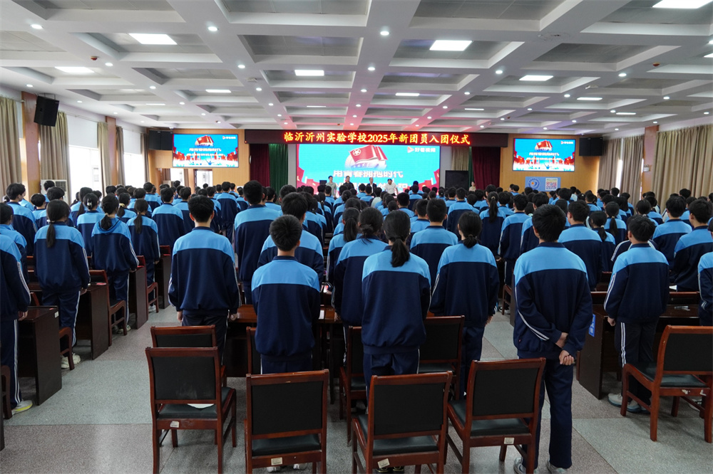 图10 共唱团歌.jpg