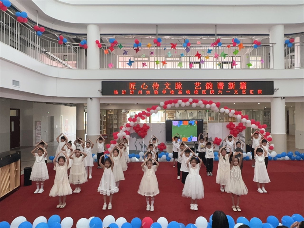 10-手势舞《一年级》-高铁.jpg
